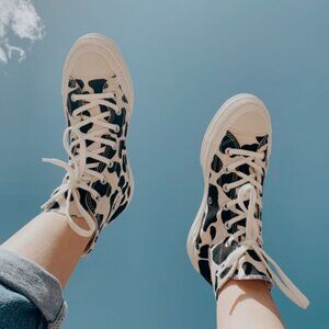 EUC CTAS Converse cow print hi classic black / white M7650 (7.5W - 5.5M) KICKS